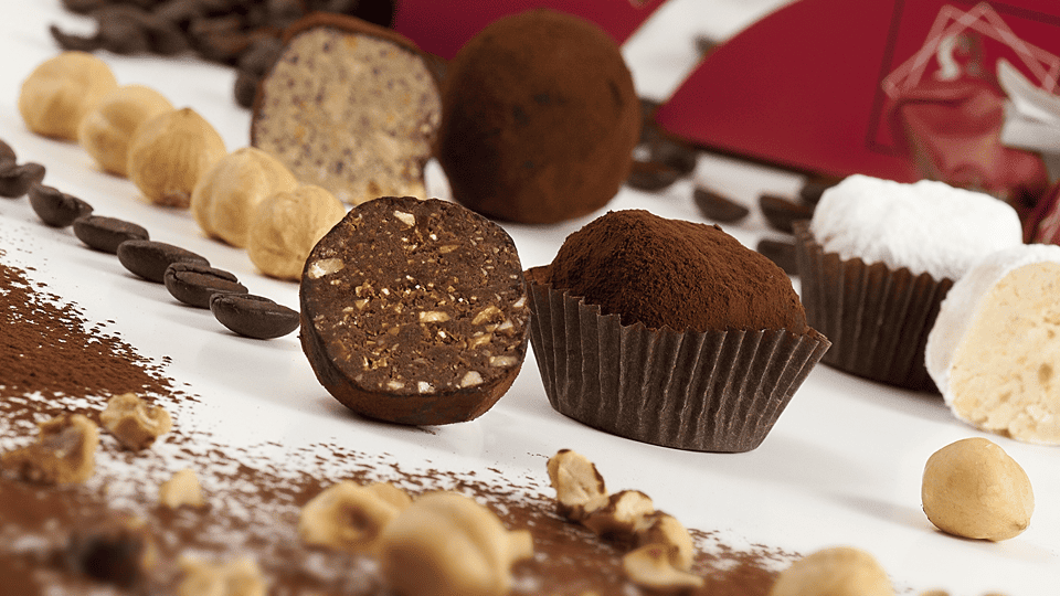 tartufi dolci in primo piano, nello fondo altri tartufi con ingredienti